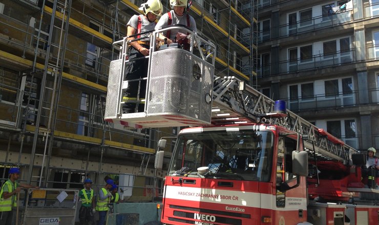 HASIČI NACVIČOVALI ZÁSAH V AREÁLU UBYTOVNY HLOUBĚTÍN