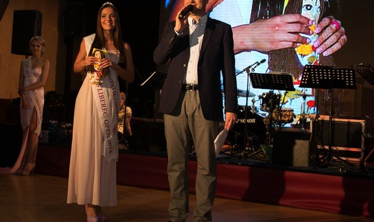 VÝTĚŽEK Z DRAŽBY PANENEK NA AFTERPARTY MISS LIBEREC OPEN PŘISPĚL NA PROJEKT UNICEF